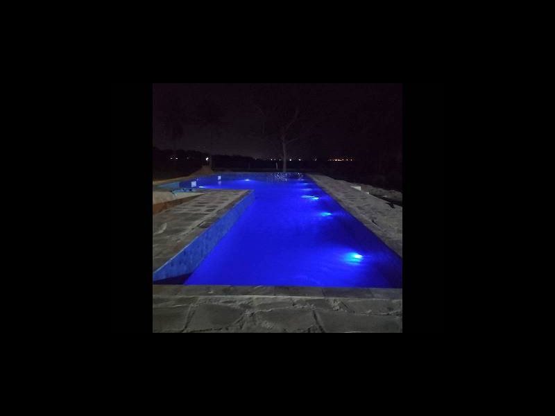 Chácara à venda jardim com 4230m² e 3 quartos por R$ 1.600.000 - 992207450-piscina-noite.jpg