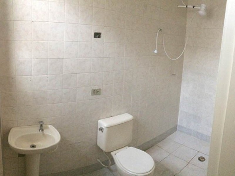 Casa à venda Aguassai com 80m² e 3 quartos por R$ 290.000 - 1611159032-04-banho-1.jpg