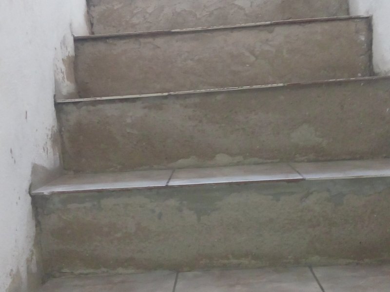 Casa à venda Nova Metrópole com 225m² e 2 quartos por R$ 200.000 - 1005555754-escada-3.jpg