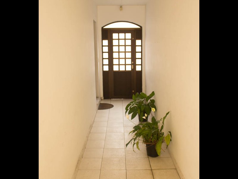 Casa à venda Parque Maria Domitila com 165m² e 3 quartos por R$ 699.000 - 694680238-corredor-lateral-2.jpg