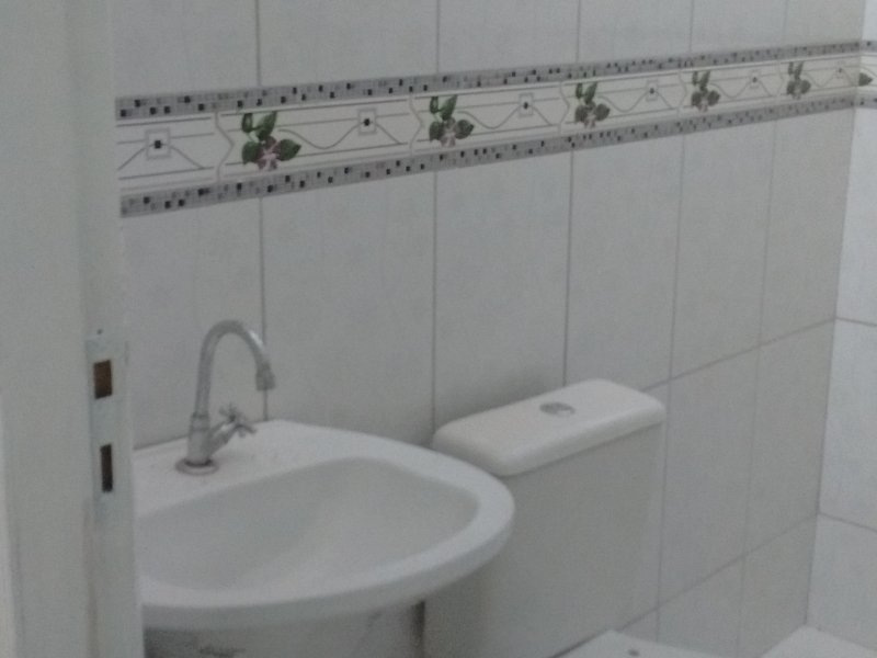 Casa de condomínio à venda Jardim dos Bandeirantes com 64m² e 2 quartos por R$ 180.000 - 1343065883-cs273-banheiro-social.jpg