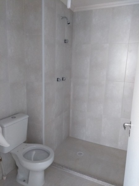 Apartamento à venda com 50m² e 3 quartos por R$ 240.000 - 1004403853-banheiro.jpg