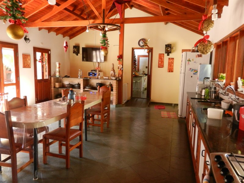 Casa à venda Paisagem Renoir com 603m² e 4 quartos por R$ 1.850.000 - 1072840750-cozinha-externa.JPG