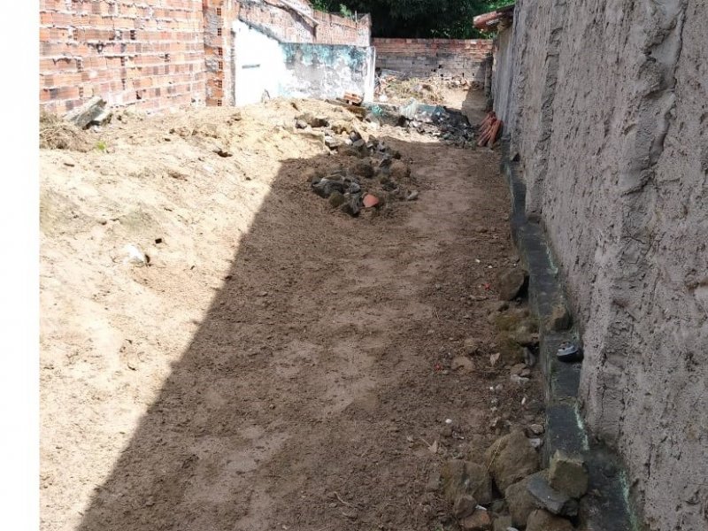 Terreno à venda Vitória com 150m² e  quartos por R$ 80.000 - 228299847-imagem-tirada-da-frente-para-o-fundo.jpeg