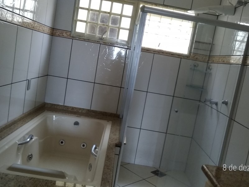 Casa à venda Jardim Del Rey com 700m² e 6 quartos por R$ 1.700.000 - 697245889-banho-2.jpg