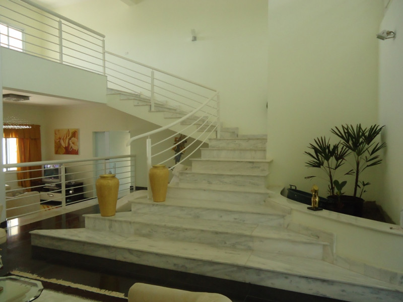 Casa de condomínio à venda Condomínio Monte Belo com 1300m² e 6 quartos por R$ 4.000.000 - 1981367431-escada-andar-superior.jpg