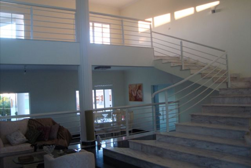 Casa de condomínio à venda Condomínio Monte Belo com 1300m² e 6 quartos por R$ 4.000.000 - 722708238-escada-para-andar-superior.jpg