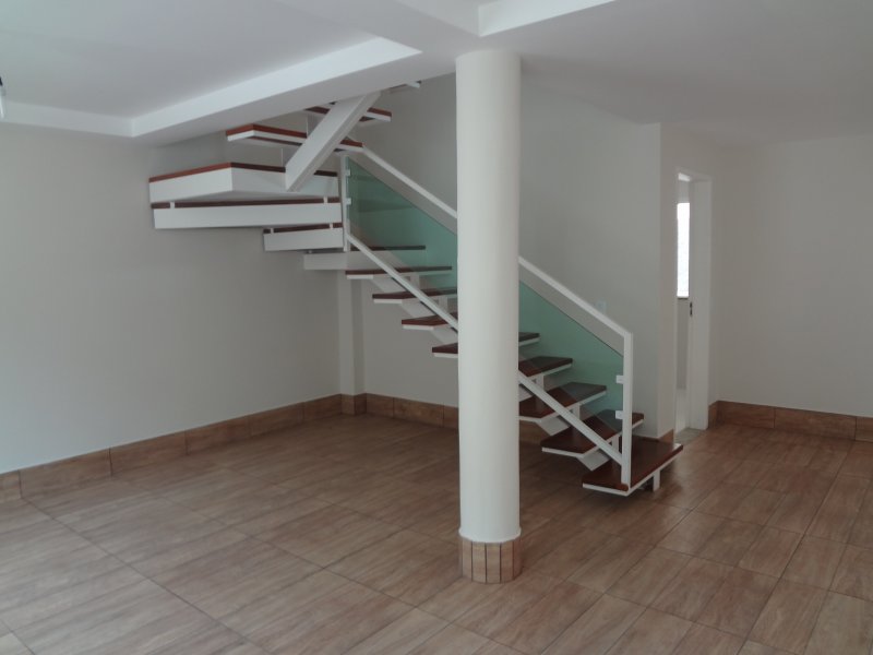 Apartamento à venda jardim gloria com 167m² e 3 quartos por R$ 640.000 - 1044220287-escada-da-sala.JPG