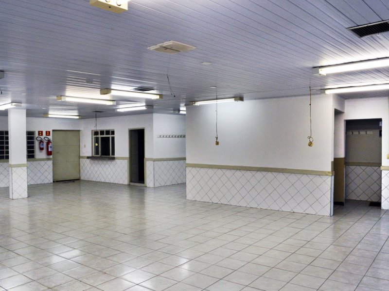 Comercial para alugar Jardim Esperança com 320m² e  quartos por R$ 5.000 - 289486693-dsc-8012-tratada.jpg