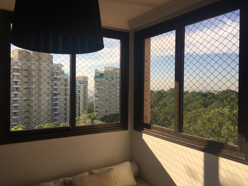 Apartamento à venda Vila Andrade com 210m² e 3 quartos por R$ 1.270.000 - 1584246564-detalhe-janela-de-quina-quarto-andar-supeiro.JPG