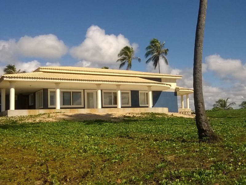 Casa à venda Alto da Cruz com 542m² e 3 quartos por R$ 15.000.000 - 1774679984-2-vista-frontal-da-praia-para-a-casa.jpg