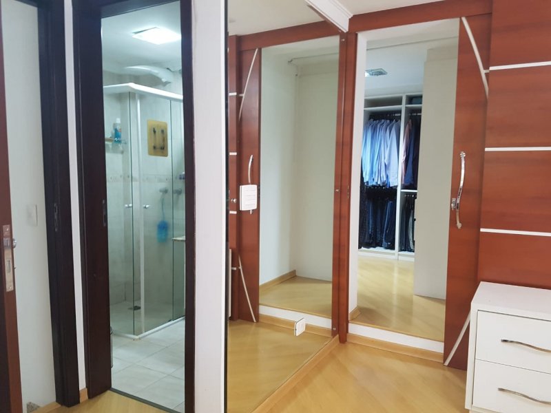 Apartamento à venda Centro Cívico com 210m² e 4 quartos por R$ 985.000 - 1594411783-vista-parcial-banheiro-closet-suite-casal-piso-superior.jpg