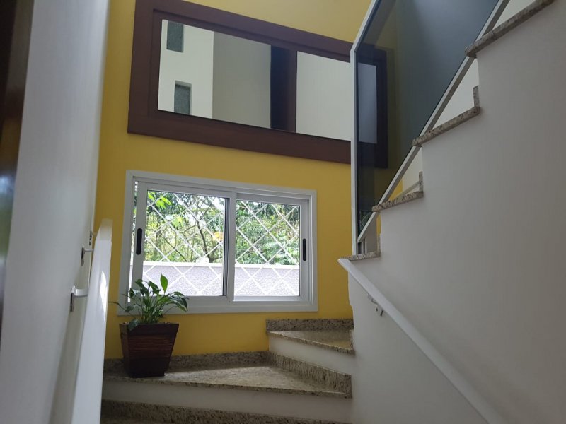 Apartamento à venda Centro Cívico com 210m² e 4 quartos por R$ 985.000 - 1732398267-escada-acesso-primeiro-andar.jpg