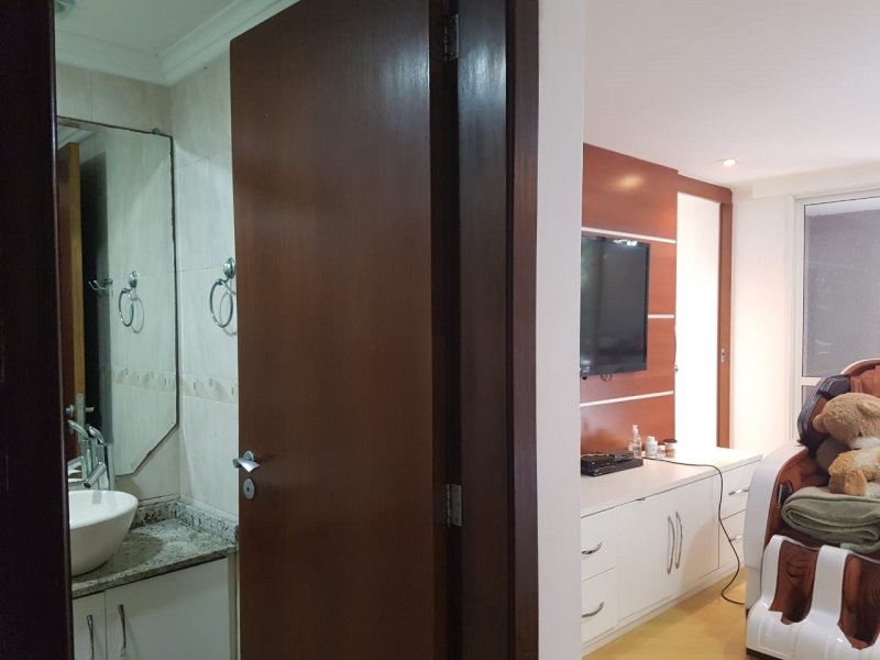 Apartamento à venda Centro Cívico com 210m² e 4 quartos por R$ 985.000 - 263797527-vista-parcial-suite-casal-piso-superior.jpg