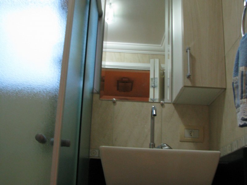 Apartamento à venda Vila das Bandeiras com 51m² e 2 quartos por R$ 230.000 - 1855911622-02-banheiro-close-pia.JPG