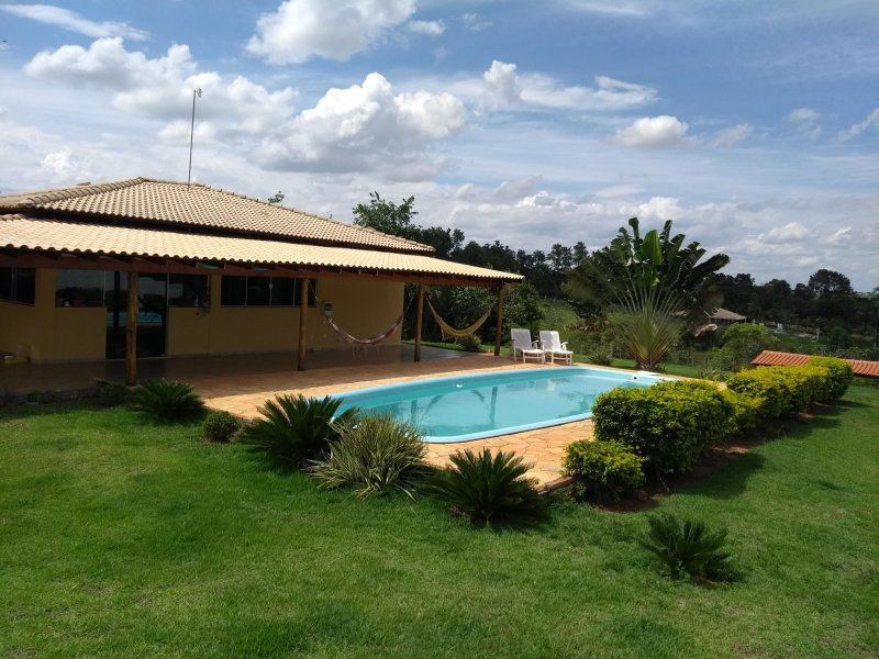Chacara à venda Vila Guararapes com 6590m² e 2 quartos por R$ 499.000 - 46065135-vista-lateral-casa-e-piscina.jpg