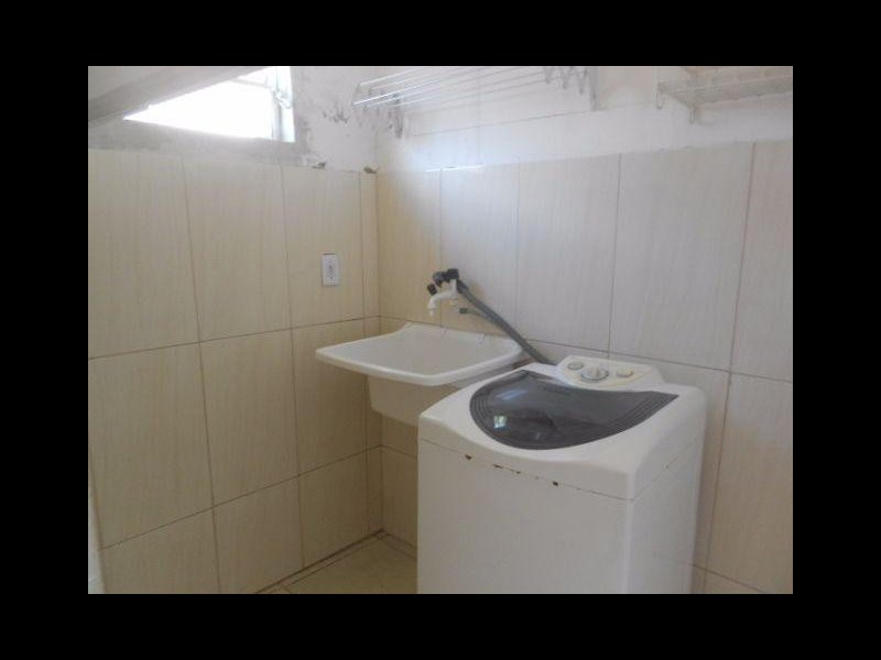 Casa de condomínio para alugar Unamar com 90m² e 2 quartos por R$ 800 - 1194558391-lavanderia-interna.jpg