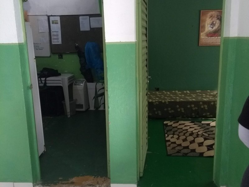 Comercial à venda Engenheiro Neiva com 1000m² e  quartos por R$ 500.000 - 1565211022-sala-de-reunioes-e-escritorio.jpg