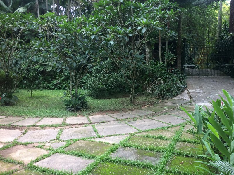 Casa de condomínio à venda Condomínio Iolanda com 340m² e 2 quartos por R$ 2.900.000 - 17204057-6-patio-estacionamento-2.jpg