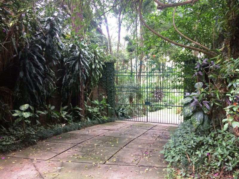 Casa de condomínio à venda Condomínio Iolanda com 340m² e 2 quartos por R$ 2.900.000 - 1995118654-4-portao-2-rua.jpg