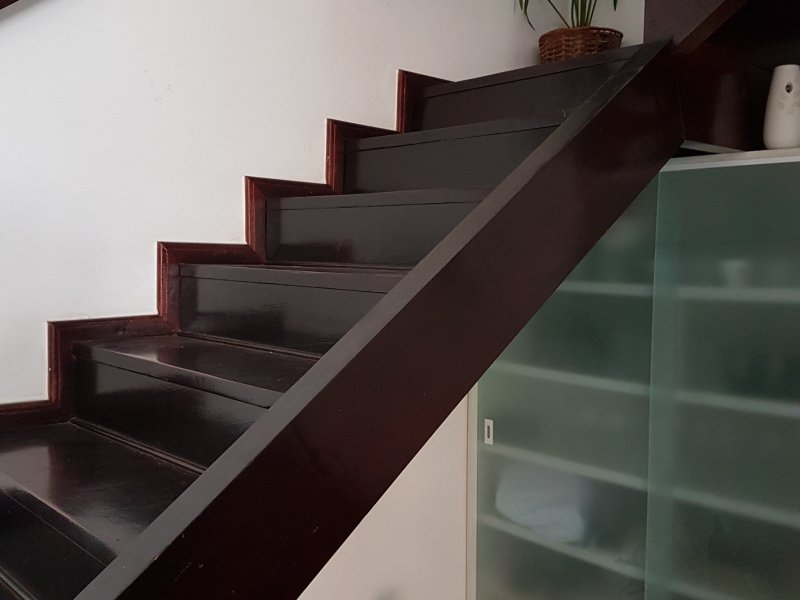 Cobertura à venda Freguesia (Jacarepaguá) com 305m² e 4 quartos por R$ 1.300.000 - 1761856574-escada-armario-sala.jpg