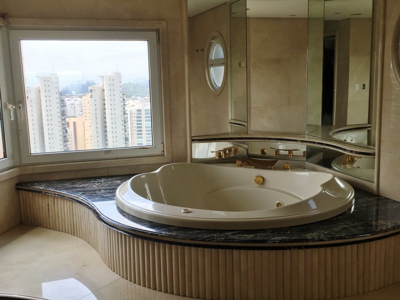 Cobertura à venda Panamby com 1154m² e 5 quartos por R$ 7.950.000 - 661065796-banheiro.jpg