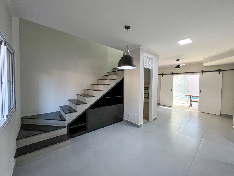 Casa à venda Cidade Jardim com 180m² e 3 quartos por R$ 700.000 - 888630445-sala-de-jantar-estar-e-escada.JPG