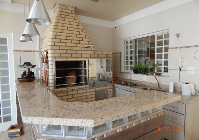 imóvel com 232m²