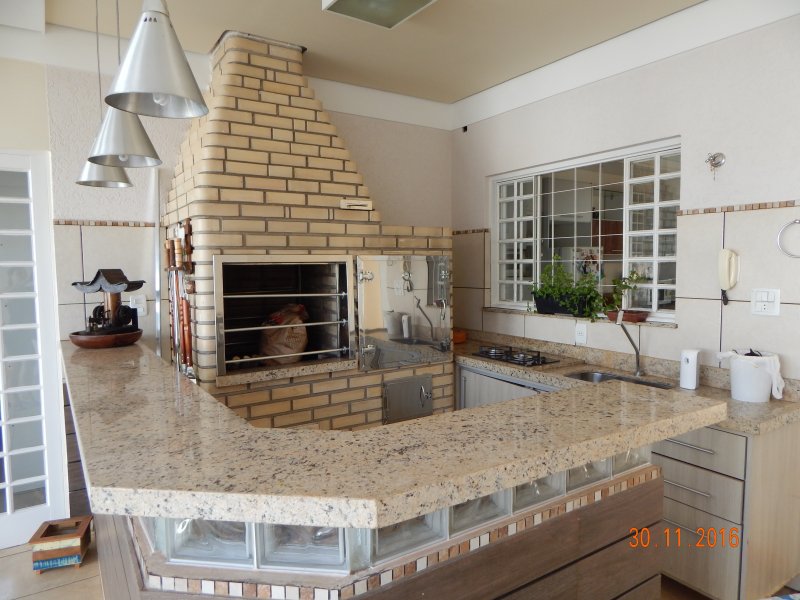 Casa à venda Zona 1 com 232m² e 3 quartos por R$ 580.000 - 1603679918-churrasqueira.JPG