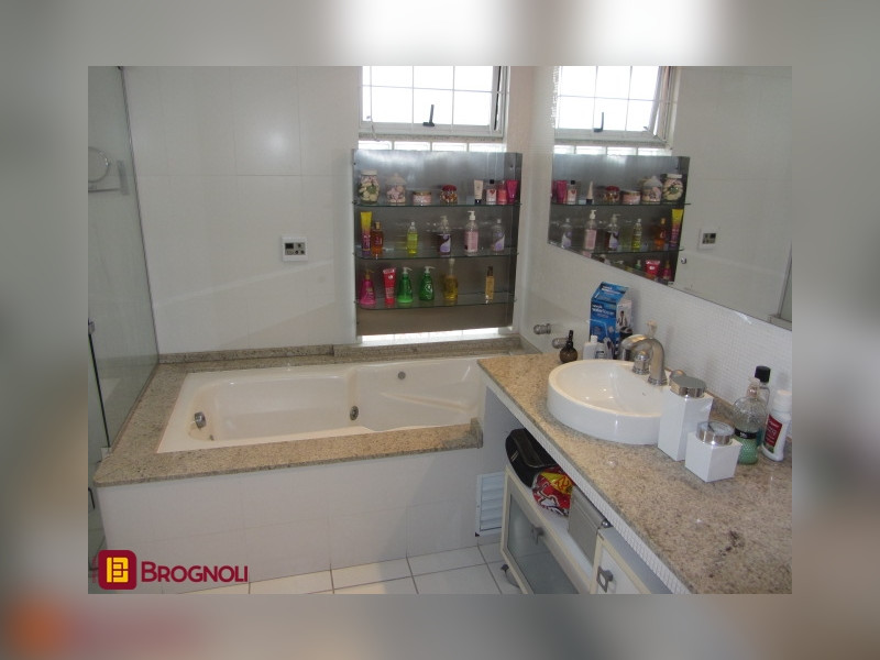Casa à venda Itaguaçu com 421m² e 4 quartos por R$ 1.395.000 - 24-suite-master-banheiro.jpg