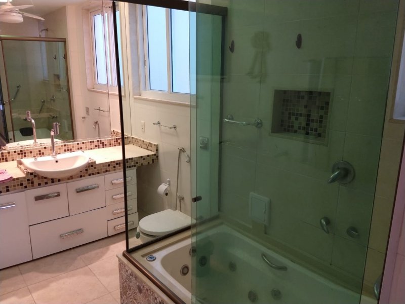 Apartamento à venda Leme com 161m² e 3 quartos por R$ 1.750.000 - 1362485527-banheiro-da-suite.jpeg