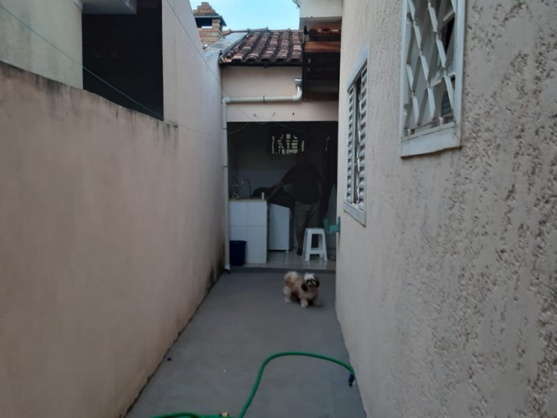 Casa à venda Centro com 210m² e 3 quartos por R$ 250.000 - 1673653867-corredor-lateral.jpeg