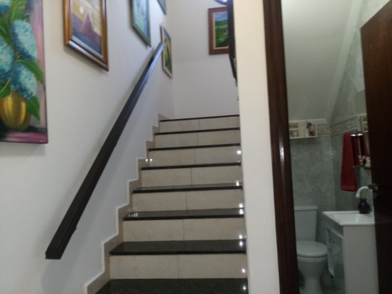 Casa à venda Nova Mirim com 160m² e 3 quartos por R$ 460.000 - 1480858567-escada-interna-sobe.jpg