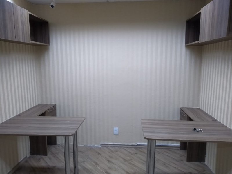 Comercial à venda República com 17m² e 1 quarto por R$ 120.000 - 586754822-salas-mesas-e-armarios-aereos-lado-esquerdo.jpeg