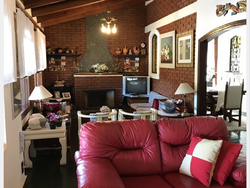 Casa de condomínio à venda Centro com 1500m² e 10 quartos por R$ 600.000 - 1050493519-800x600-856291347-condominio-a-montanha-ou-40-casas-casa-14-2-salas-de-estar-com-tv-e-lareira.jpeg