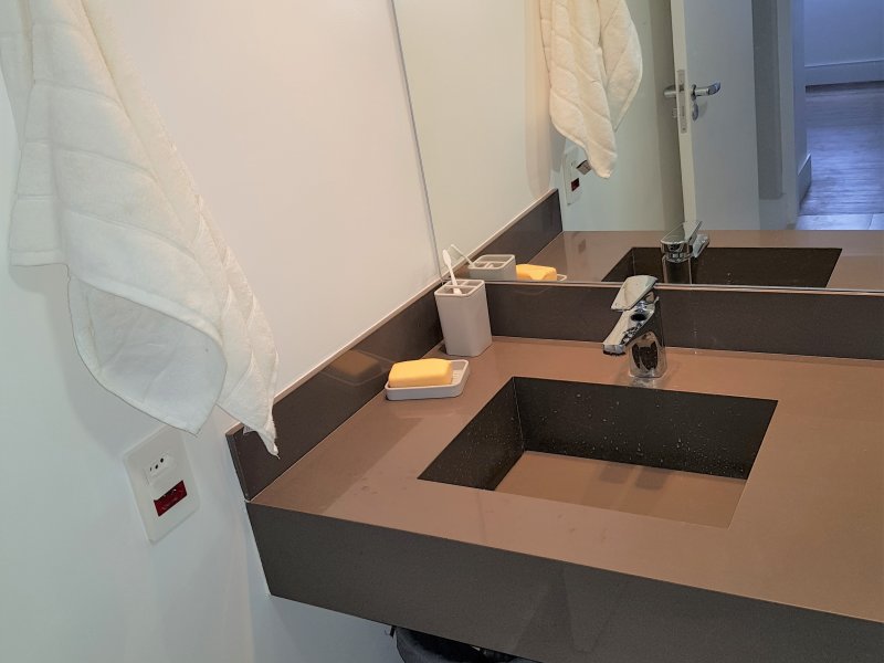 Apartamento para alugar Moema com 75m² e 2 quartos por R$ 6.000 - 1793779135-rbanho2.jpg