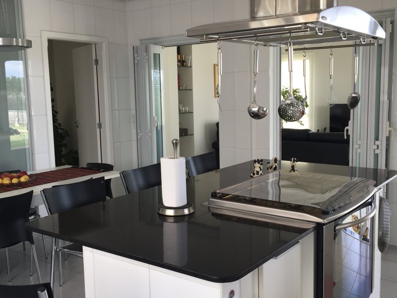 Casa de condomínio à venda Serra dos Lagos com 300m² e 4 quartos por R$ 1.500.000 - 1060406648-12-cozinha.jpg