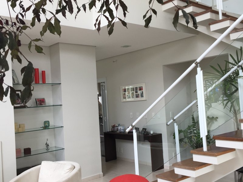 Casa de condomínio à venda Serra dos Lagos com 300m² e 4 quartos por R$ 1.500.000 - 1558016630-7-sala-de-estar.jpg