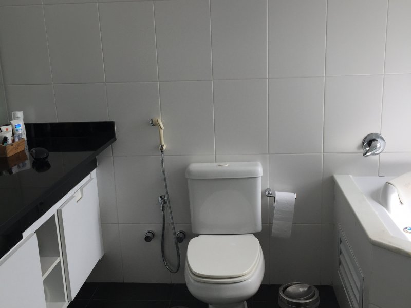 Casa de condomínio à venda Serra dos Lagos com 300m² e 4 quartos por R$ 1.500.000 - 1676716210-21-banheiro-suite-master.jpg