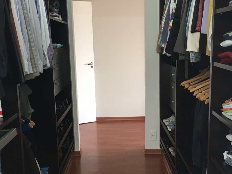 Casa de condomínio à venda Serra dos Lagos com 300m² e 4 quartos por R$ 1.500.000 - 1991303711-18-closet.jpg