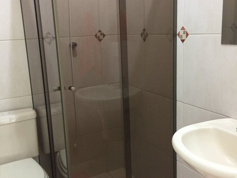 Casa de condomínio à venda Serra dos Lagos com 300m² e 4 quartos por R$ 1.500.000 - 2053084958-15-banheiro-qe.jpg