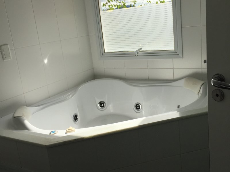 Casa de condomínio à venda Serra dos Lagos com 300m² e 4 quartos por R$ 1.500.000 - 909937874-20-banheiro-suite-master.jpg