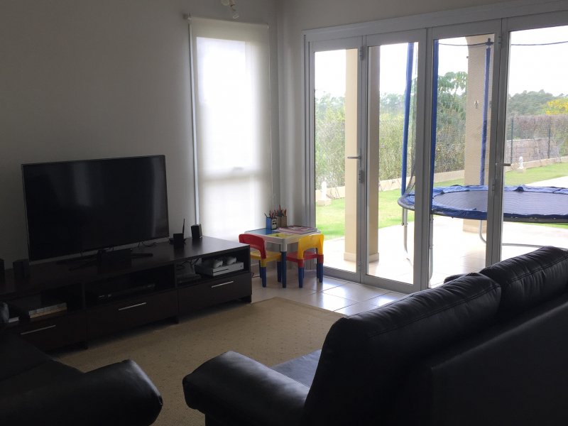 Casa de condomínio à venda Serra dos Lagos com 300m² e 4 quartos por R$ 1.500.000 - 995219284-9-sala-de-tv.jpg