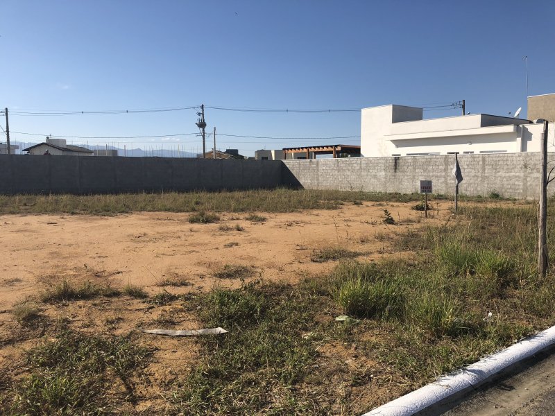 imóvel com 420m² - Mombaça - Pindamonhangaba