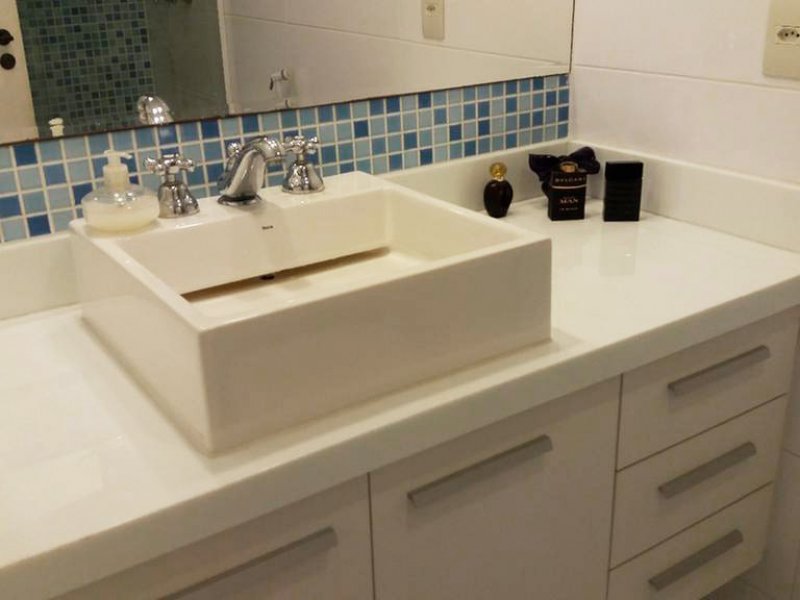 Apartamento à venda Barra da Tijuca com 127m² e 3 quartos por R$ 1.300.000 - 749475649-banheiro-social-pia.jpg