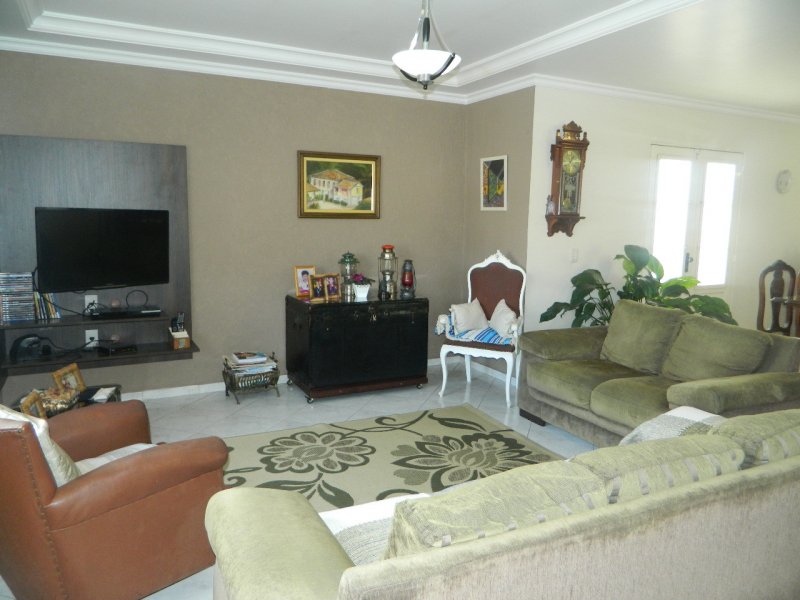 Casa à venda Horto Santo Antonio com 228m² e 3 quartos por R$ 780.000 - 1517672171-e7cbe106-4d52-45ee-994d-f75d1f31c3df.jpg