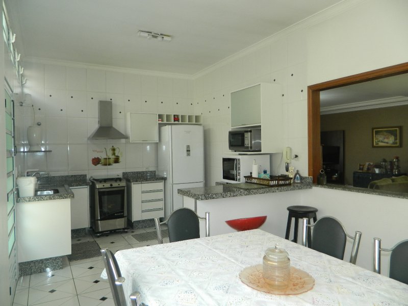 Casa à venda Horto Santo Antonio com 228m² e 3 quartos por R$ 780.000 - 1992969160-72b65e26-9550-4da3-9e33-f43f3327bf70.jpg