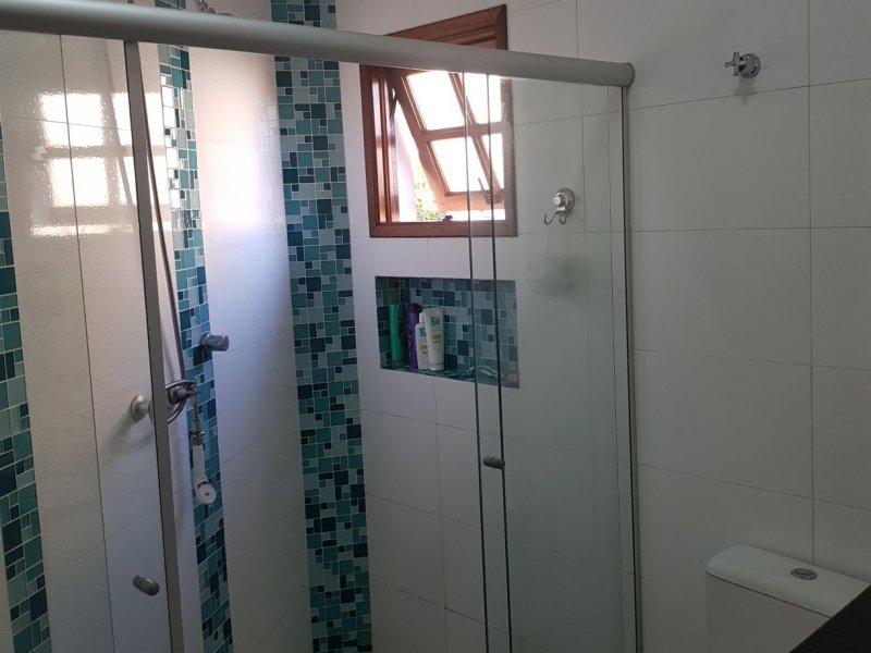 Casa à venda Vila Galvão com 258m² e 3 quartos por R$ 860.000 - 1006581228-banheiro-1.jpg