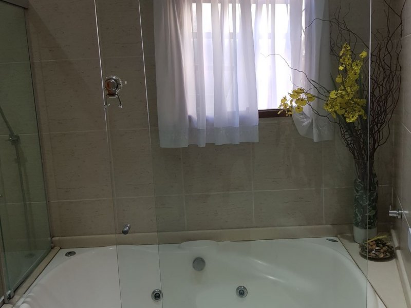 Casa à venda Vila Galvão com 258m² e 3 quartos por R$ 860.000 - 1755473385-suite-1.jpg