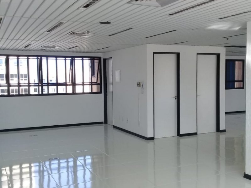 Comercial à venda Centro com 100m² e  quartos por R$ 450.000 - 136784554-sala1-entrada-sala-banheiros-ao-fundo.jpg